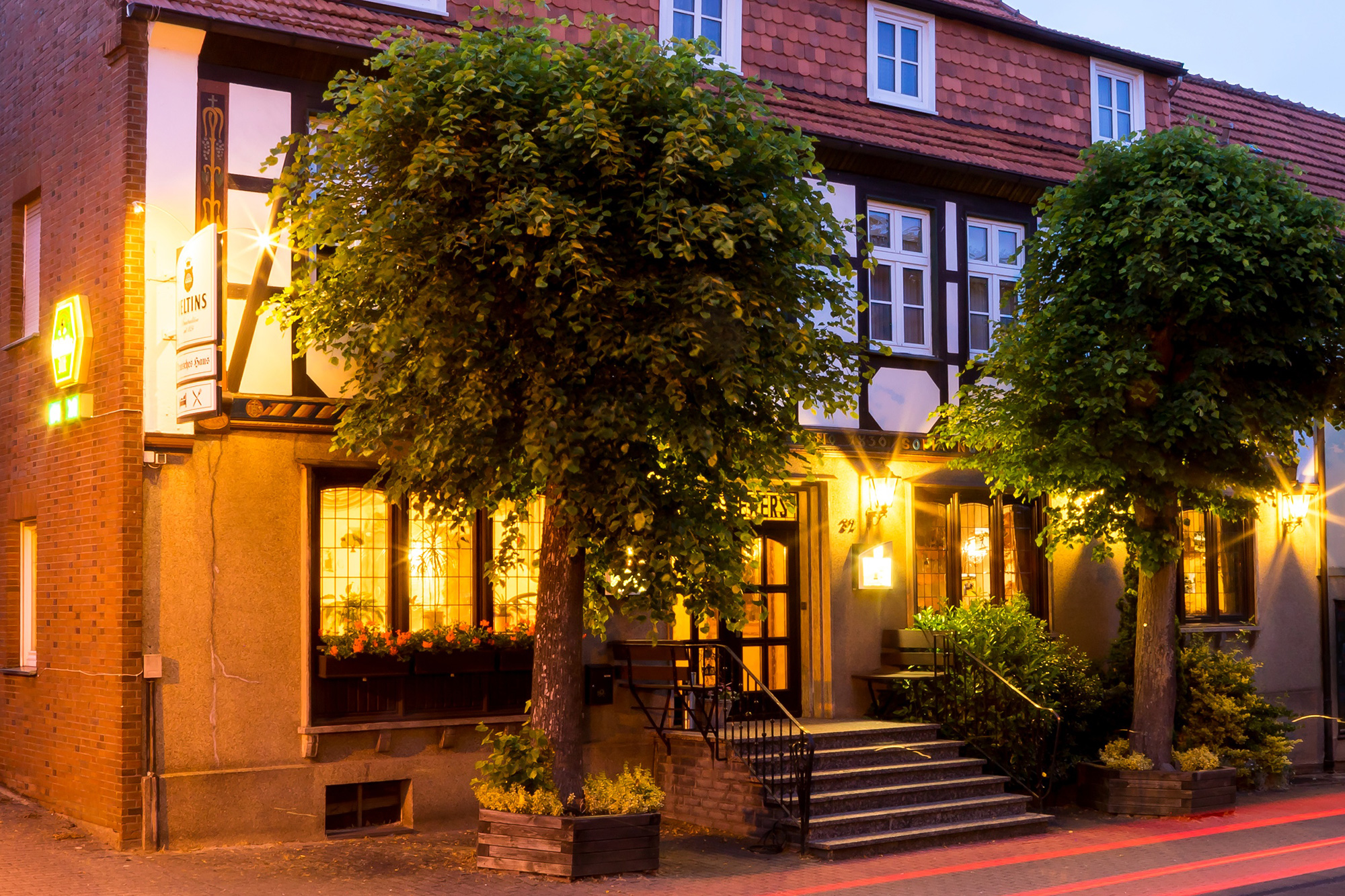 Gasthof-Ewers-aussen-Nacht-01